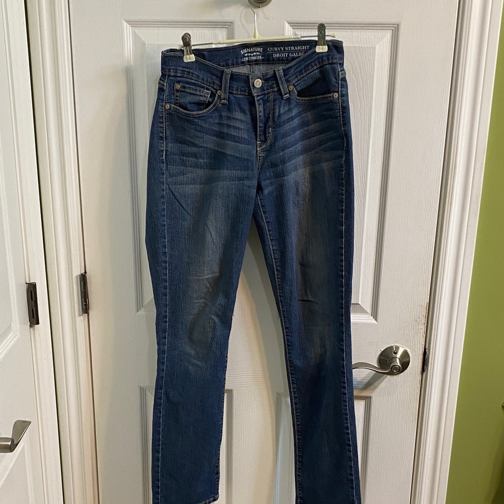 Levi's Signature Curvy Straight Medium Wash Blue Jeans Women’s Size 28 x 32